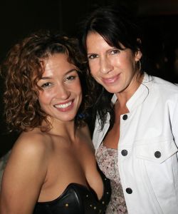 27-10-2006 SHOWBIZZ; PREMIERE VAN TONEELSTUK SEXUAL PERVERSITY. MTV en REP producties presenteerden de premiere van het gedurfde toneelstuk Sexual Perversity met Birgit Schuurman_Johnny de Mol_Gijs Naber en Jelka van Houten. Het stuk gaat over geven en nemen en je durven overgeven in een relatie, in een tijd waar je wordt overspoelt met seks,decadentie en losbandigheid. De premiere werd bezocht door tal van BNers oa. Katja Schuurman-Dinand Woesthoff-Sjoerd Pleijsier-Huub Stapel-Ellen van Damme-Carice van Houten-Percy-Winston Post en nog vele anderen.
foto: Albert den Iseger
