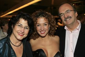 27-10-2006 SHOWBIZZ; PREMIERE VAN TONEELSTUK SEXUAL PERVERSITY. MTV en REP producties presenteerden de premiere van het gedurfde toneelstuk Sexual Perversity met Birgit Schuurman_Johnny de Mol_Gijs Naber en Jelka van Houten. Het stuk gaat over geven en nemen en je durven overgeven in een relatie, in een tijd waar je wordt overspoelt met seks,decadentie en losbandigheid. De premiere werd bezocht door tal van BNers oa. Katja Schuurman-Dinand Woesthoff-Sjoerd Pleijsier-Huub Stapel-Ellen van Damme-Carice van Houten-Percy-Winston Post en nog vele anderen.
foto: Albert den Iseger