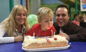 08-10-2006 SHOWBIZZ; JANTJE BAUER WORDT VANDAAG 4 JAAR EN VIERT DAT MET GEHELE FAMILIE. Op een grote speelplaats de Belhamel viert Jantje Bauer vandaag zijn 4de verjaardag.
foto: Albert den Iseger.