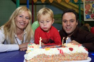 08-10-2006 SHOWBIZZ; JANTJE BAUER WORDT VANDAAG 4 JAAR EN VIERT DAT MET GEHELE FAMILIE. Op een grote speelplaats de Belhamel viert Jantje Bauer vandaag zijn 4de verjaardag.
foto: Albert den Iseger.