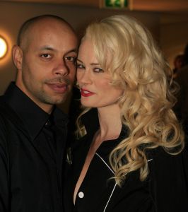27-10-2006 SHOWBIZZ; PREMIERE VAN TONEELSTUK SEXUAL PERVERSITY. MTV en REP producties presenteerden de premiere van het gedurfde toneelstuk Sexual Perversity met Birgit Schuurman_Johnny de Mol_Gijs Naber en Jelka van Houten. Het stuk gaat over geven en nemen en je durven overgeven in een relatie, in een tijd waar je wordt overspoelt met seks,decadentie en losbandigheid. De premiere werd bezocht door tal van BNers oa. Katja Schuurman-Dinand Woesthoff-Sjoerd Pleijsier-Huub Stapel-Ellen van Damme-Carice van Houten-Percy-Winston Post en nog vele anderen.
foto: Albert den Iseger