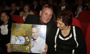 16-10-2006 SHOWBIZZ; FRANS BAUER PRESENTEERD NIEUWE DVD EN CD EN ONTVANGT DIRECT GOUD. In het overvolle Chasse theater te Breda ontving Frans Bauer van Froukje de Both zijn gloednieuwe dvd en cd en direct werd hij ook verrast met het feit dat het direct goud was, de eerste 80.000 exemplaren waren al in de voorverkoop uitverkocht. Het is een prachtige dvd geworden die geheel in Noorwegen is opgenomen.
foto: Albert den Iseger.