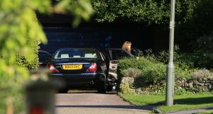 13-10-2006 SHOWBIZZ; PATRICIA PAAY WOONT NOG STEEDS IN ENGELAND.Er waren plannen om te gaan verhuizen naar een groter en mooier huis maar nog steeds wonen Adam en Patricia in Guildford. Op het moment dat ik daar stond te posten kwamen Patricia haar ouders even op visite, samen even boodschappen doen en daarna even winkelen in het gezellige Guildford.
foto: Albert den Iseger.