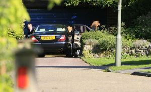 13-10-2006 SHOWBIZZ; PATRICIA PAAY WOONT NOG STEEDS IN ENGELAND.Er waren plannen om te gaan verhuizen naar een groter en mooier huis maar nog steeds wonen Adam en Patricia in Guildford. Op het moment dat ik daar stond te posten kwamen Patricia haar ouders even op visite, samen even boodschappen doen en daarna even winkelen in het gezellige Guildford.
foto: Albert den Iseger.