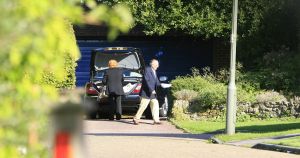 13-10-2006 SHOWBIZZ; PATRICIA PAAY WOONT NOG STEEDS IN ENGELAND.Er waren plannen om te gaan verhuizen naar een groter en mooier huis maar nog steeds wonen Adam en Patricia in Guildford. Op het moment dat ik daar stond te posten kwamen Patricia haar ouders even op visite, samen even boodschappen doen en daarna even winkelen in het gezellige Guildford.
foto: Albert den Iseger.