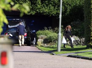 13-10-2006 SHOWBIZZ; PATRICIA PAAY WOONT NOG STEEDS IN ENGELAND.Er waren plannen om te gaan verhuizen naar een groter en mooier huis maar nog steeds wonen Adam en Patricia in Guildford. Op het moment dat ik daar stond te posten kwamen Patricia haar ouders even op visite, samen even boodschappen doen en daarna even winkelen in het gezellige Guildford.
foto: Albert den Iseger.