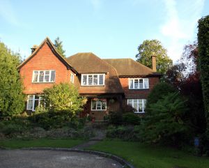 13-10-2006 SHOWBIZZ; PATRICIA PAAY WOONT NOG STEEDS IN ENGELAND.Er waren plannen om te gaan verhuizen naar een groter en mooier huis maar nog steeds wonen Adam en Patricia in Guildford. Op het moment dat ik daar stond te posten kwamen Patricia haar ouders even op visite, samen even boodschappen doen en daarna even winkelen in het gezellige Guildford.
foto: Albert den Iseger.