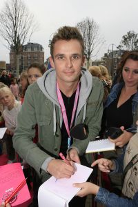 26-10-2006 SHOWBIZZ; PREMIERE VAN THEATERTOUR KUS JE VRIENDEN. Na vandaag zijn  Meike -  Fleur- Anouk en Monique te bewonderen in verschillende theaters door het hele land met hun KUS je vriendentour. Het niuwe album van KUS ligt in de winkel en het is onder tussen al beloond met een Gouden Award. Vele BNers waren komen opdraven met hun kinderen in het Fortis Circustheater te Scheveningen.
Foto: Albert den Iseger. 