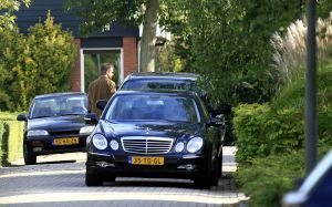 10-10-2006 SHOWBIZZ; HELEEN VAN ROYEN TEKENT CONTRACT MET PLAYBOY THUIS IN HET DONKER. Almere maandagmiddag 13.00 uur, het huis van Ton en Heleen van Royen is geheel geblindeerd, er zijn proefopname s  voor de blootreportage in het kerstnummer van Playboy. Ton en Heleen gaan uit de kleren voor een aanzienlijk bedrag. Nadat de hoofdredacteur van Playboy Jan Heemskerk de blootsessie heeft bekeken heeft hij samen met de manager van Ton en Heleen  Frank Wisse en fotograaf de contracten getekend, en dat in het donker omdat het huis volledig was geblindeerd om eventuele glunders geen kans te geven om het een en ander waar te nemen. de blootshoot gaat spoedig plaatsvinden op Ibiza.Ook paparazzi beeld van deze sessie kunt u spoedig verwachten op deze site.
foto: Albert den Iseger.