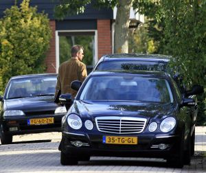 10-10-2006 SHOWBIZZ; HELEEN VAN ROYEN TEKENT CONTRACT MET PLAYBOY THUIS IN HET DONKER. Almere maandagmiddag 13.00 uur, het huis van Ton en Heleen van Royen is geheel geblindeerd, er zijn proefopname s  voor de blootreportage in het kerstnummer van Playboy. Ton en Heleen gaan uit de kleren voor een aanzienlijk bedrag. Nadat de hoofdredacteur van Playboy Jan Heemskerk de blootsessie heeft bekeken heeft hij samen met de manager van Ton en Heleen  Frank Wisse en fotograaf de contracten getekend, en dat in het donker omdat het huis volledig was geblindeerd om eventuele glunders geen kans te geven om het een en ander waar te nemen. de blootshoot gaat spoedig plaatsvinden op Ibiza.Ook paparazzi beeld van deze sessie kunt u spoedig verwachten op deze site.
foto: Albert den Iseger.
