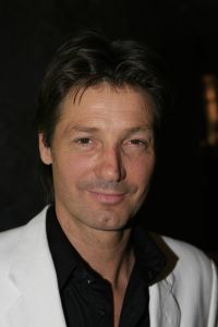 27-10-2006 SHOWBIZZ; PREMIERE VAN TONEELSTUK SEXUAL PERVERSITY. MTV en REP producties presenteerden de premiere van het gedurfde toneelstuk Sexual Perversity met Birgit Schuurman_Johnny de Mol_Gijs Naber en Jelka van Houten. Het stuk gaat over geven en nemen en je durven overgeven in een relatie, in een tijd waar je wordt overspoelt met seks,decadentie en losbandigheid. De premiere werd bezocht door tal van BNers oa. Katja Schuurman-Dinand Woesthoff-Sjoerd Pleijsier-Huub Stapel-Ellen van Damme-Carice van Houten-Percy-Winston Post en nog vele anderen.
foto: Albert den Iseger