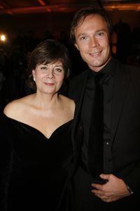 31-10-2006 SHOWBIZZ; PREMIERE VAN EERSTE MODESHOW VAN GORDON. Gisterenavond was het dan zover de eerste modeshow van Gordon in het confectiecentrum te Amsterdam. By Gordon was het thema, niet spectalulair maar gewoon leuk om te zien, mooie mannen sierden de catwalk en als verrassing liepen Ruud Gullit-Winston Post en Winston Gerstanowitz mee. Rita Verdonk overhandigde de eerste nieuwe  CD aan Gordon. De nieuwe vriend van Gorden Bartho Boer nipte een traantje weg van geluk.Erg veel pers was aanwezig die zich verdrongen om foto s van het nieuwe paar te maken, familie van Gordon ergden zich aan de fotografen en gooiden moedwillig een aantal wijntjes richting de fotografen, terwijl Gordon deze mensen zo hard nodig heeft om zijn middelmatige mode te promoten. Vele Bn ers waren niet aanwezig zodat Gordon zich moet afvragen wie zijn vrienden wel en niet zijn.
foto: Albert den Iseger.