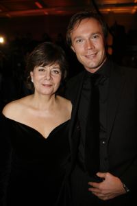 31-10-2006 SHOWBIZZ; PREMIERE VAN EERSTE MODESHOW VAN GORDON. Gisterenavond was het dan zover de eerste modeshow van Gordon in het confectiecentrum te Amsterdam. By Gordon was het thema, niet spectalulair maar gewoon leuk om te zien, mooie mannen sierden de catwalk en als verrassing liepen Ruud Gullit-Winston Post en Winston Gerstanowitz mee. Rita Verdonk overhandigde de eerste nieuwe  CD aan Gordon. De nieuwe vriend van Gorden Bartho Boer nipte een traantje weg van geluk.Erg veel pers was aanwezig die zich verdrongen om foto s van het nieuwe paar te maken, familie van Gordon ergden zich aan de fotografen en gooiden moedwillig een aantal wijntjes richting de fotografen, terwijl Gordon deze mensen zo hard nodig heeft om zijn middelmatige mode te promoten. Vele Bn ers waren niet aanwezig zodat Gordon zich moet afvragen wie zijn vrienden wel en niet zijn.
foto: Albert den Iseger.