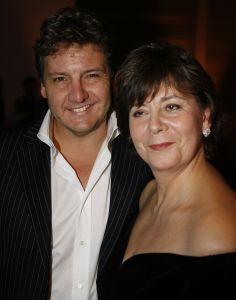 31-10-2006 SHOWBIZZ; PREMIERE VAN EERSTE MODESHOW VAN GORDON. Gisterenavond was het dan zover de eerste modeshow van Gordon in het confectiecentrum te Amsterdam. By Gordon was het thema, niet spectalulair maar gewoon leuk om te zien, mooie mannen sierden de catwalk en als verrassing liepen Ruud Gullit-Winston Post en Winston Gerstanowitz mee. Rita Verdonk overhandigde de eerste nieuwe  CD aan Gordon. De nieuwe vriend van Gorden Bartho Boer nipte een traantje weg van geluk.Erg veel pers was aanwezig die zich verdrongen om foto s van het nieuwe paar te maken, familie van Gordon ergden zich aan de fotografen en gooiden moedwillig een aantal wijntjes richting de fotografen, terwijl Gordon deze mensen zo hard nodig heeft om zijn middelmatige mode te promoten. Vele Bn ers waren niet aanwezig zodat Gordon zich moet afvragen wie zijn vrienden wel en niet zijn.
foto: Albert den Iseger.