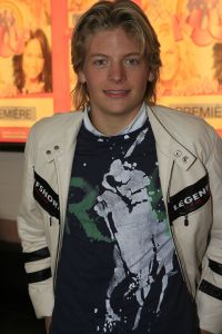 26-10-2006 SHOWBIZZ; PREMIERE VAN THEATERTOUR KUS JE VRIENDEN. Na vandaag zijn  Meike -  Fleur- Anouk en Monique te bewonderen in verschillende theaters door het hele land met hun KUS je vriendentour. Het niuwe album van KUS ligt in de winkel en het is onder tussen al beloond met een Gouden Award. Vele BNers waren komen opdraven met hun kinderen in het Fortis Circustheater te Scheveningen.
Foto: Albert den Iseger. 