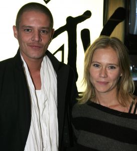 27-10-2006 SHOWBIZZ; PREMIERE VAN TONEELSTUK SEXUAL PERVERSITY. MTV en REP producties presenteerden de premiere van het gedurfde toneelstuk Sexual Perversity met Birgit Schuurman_Johnny de Mol_Gijs Naber en Jelka van Houten. Het stuk gaat over geven en nemen en je durven overgeven in een relatie, in een tijd waar je wordt overspoelt met seks,decadentie en losbandigheid. De premiere werd bezocht door tal van BNers oa. Katja Schuurman-Dinand Woesthoff-Sjoerd Pleijsier-Huub Stapel-Ellen van Damme-Carice van Houten-Percy-Winston Post en nog vele anderen.
foto: Albert den Iseger