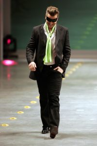 31-10-2006 SHOWBIZZ; PREMIERE VAN EERSTE MODESHOW VAN GORDON. Gisterenavond was het dan zover de eerste modeshow van Gordon in het confectiecentrum te Amsterdam. By Gordon was het thema, niet spectalulair maar gewoon leuk om te zien, mooie mannen sierden de catwalk en als verrassing liepen Ruud Gullit-Winston Post en Winston Gerstanowitz mee. Rita Verdonk overhandigde de eerste nieuwe  CD aan Gordon. De nieuwe vriend van Gorden Bartho Boer nipte een traantje weg van geluk.Erg veel pers was aanwezig die zich verdrongen om foto s van het nieuwe paar te maken, familie van Gordon ergden zich aan de fotografen en gooiden moedwillig een aantal wijntjes richting de fotografen, terwijl Gordon deze mensen zo hard nodig heeft om zijn middelmatige mode te promoten. Vele Bn ers waren niet aanwezig zodat Gordon zich moet afvragen wie zijn vrienden wel en niet zijn.
foto: Albert den Iseger.