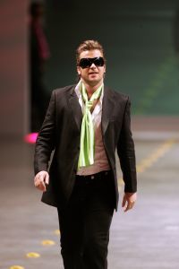 31-10-2006 SHOWBIZZ; PREMIERE VAN EERSTE MODESHOW VAN GORDON. Gisterenavond was het dan zover de eerste modeshow van Gordon in het confectiecentrum te Amsterdam. By Gordon was het thema, niet spectalulair maar gewoon leuk om te zien, mooie mannen sierden de catwalk en als verrassing liepen Ruud Gullit-Winston Post en Winston Gerstanowitz mee. Rita Verdonk overhandigde de eerste nieuwe  CD aan Gordon. De nieuwe vriend van Gorden Bartho Boer nipte een traantje weg van geluk.Erg veel pers was aanwezig die zich verdrongen om foto s van het nieuwe paar te maken, familie van Gordon ergden zich aan de fotografen en gooiden moedwillig een aantal wijntjes richting de fotografen, terwijl Gordon deze mensen zo hard nodig heeft om zijn middelmatige mode te promoten. Vele Bn ers waren niet aanwezig zodat Gordon zich moet afvragen wie zijn vrienden wel en niet zijn.
foto: Albert den Iseger.