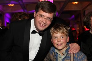 10-10-2007 SHOWBIZZ; PREMIERE VAN CISKE DE RAT EN WEERZIEN VAN BEATRIX MET DANNY DE MUNK NA 23 JAAR. Na 23 jaar was het voor Danny de Munk een weerzien met Koningin Beatrix in Theater Carre. Heel bekend Nederland was naar het theater aan de Amstel gekomen oa. Andre van Duin - Angela Schijf- Anita Witzier- Berend Boudewijn en Martine Bijl- Jeroen Krabbe-Caroline Tensen met Peter Gallas- Willeke Alberti-Linda de Mol-Gordon-Burgemeester Cohn-J.P.Balkenende-Chantal Janzen en nieuwe liefde Marco-Gijs Staverman-Henny Vrienten enz.De Koningin maakte een grappige opmerking aan Ciske de rat alias Dave Dekker, ik vond het Toppie, echt waar. Deze week een uitgebreid verslag in weekblad Prive.
foto: Albert den Iseger.