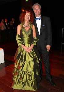 14-10-2007 SHOWBIZZ; POSTUUM EERBETOON AAN GERRIT ZALM.Dit is mijn eerste postume onderscheiding, grapte oud minister Gerrit Zalm nadat hij de Veneca Award 2007 had ontvangen. Veneca voorzitter Hans Rijnierse tevens de topman bij Sodexco had in de Rotterdamde cruise Terminal een fraai gezelschap bijelkaar verzamelt oa. Mark Rutte - Rita Verdonk - Sybilla Dekker - Gerrit Zalm - Ivo Opstelten- Bernard Wientjes- Paul Rosenmuller- Jan Kamminga- Ineke Dezentje- Hlengiwe Mkhize en natuurlijk Willem Hollander die deze avond werd onderscheiden tot ridder in de orde van Oranje Nassau.
foto: Albert den Iseger.