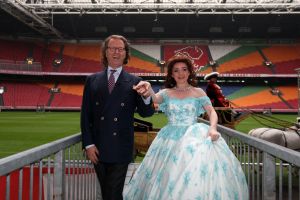 01-11-2007 SHOWBIZZ; 57 JARIGE ANDRE RIEU BEGINT AAN WERELD TOURNEE. In 2008 gaat Andre Rieu met het Johan Strauss Orkest en meer dan 500 medewerkers beginnen aan een korte wereld tournee waar hij ook de Amsterdamde Arene zal aandoen.
foto: Albert den Iseger
