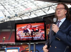 01-11-2007 SHOWBIZZ; 57 JARIGE ANDRE RIEU BEGINT AAN WERELD TOURNEE. In 2008 gaat Andre Rieu met het Johan Strauss Orkest en meer dan 500 medewerkers beginnen aan een korte wereld tournee waar hij ook de Amsterdamde Arene zal aandoen.
foto: Albert den Iseger