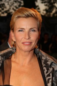 10-10-2007 SHOWBIZZ; PREMIERE VAN CISKE DE RAT EN WEERZIEN VAN BEATRIX MET DANNY DE MUNK NA 23 JAAR. Na 23 jaar was het voor Danny de Munk een weerzien met Koningin Beatrix in Theater Carre. Heel bekend Nederland was naar het theater aan de Amstel gekomen oa. Andre van Duin - Angela Schijf- Anita Witzier- Berend Boudewijn en Martine Bijl- Jeroen Krabbe-Caroline Tensen met Peter Gallas- Willeke Alberti-Linda de Mol-Gordon-Burgemeester Cohn-J.P.Balkenende-Chantal Janzen en nieuwe liefde Marco-Gijs Staverman-Henny Vrienten enz.De Koningin maakte een grappige opmerking aan Ciske de rat alias Dave Dekker, ik vond het Toppie, echt waar. Deze week een uitgebreid verslag in weekblad Prive.
foto: Albert den Iseger.
