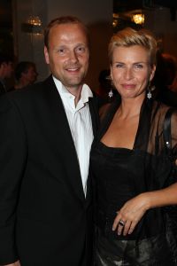 10-10-2007 SHOWBIZZ; PREMIERE VAN CISKE DE RAT EN WEERZIEN VAN BEATRIX MET DANNY DE MUNK NA 23 JAAR. Na 23 jaar was het voor Danny de Munk een weerzien met Koningin Beatrix in Theater Carre. Heel bekend Nederland was naar het theater aan de Amstel gekomen oa. Andre van Duin - Angela Schijf- Anita Witzier- Berend Boudewijn en Martine Bijl- Jeroen Krabbe-Caroline Tensen met Peter Gallas- Willeke Alberti-Linda de Mol-Gordon-Burgemeester Cohn-J.P.Balkenende-Chantal Janzen en nieuwe liefde Marco-Gijs Staverman-Henny Vrienten enz.De Koningin maakte een grappige opmerking aan Ciske de rat alias Dave Dekker, ik vond het Toppie, echt waar. Deze week een uitgebreid verslag in weekblad Prive.
foto: Albert den Iseger.
