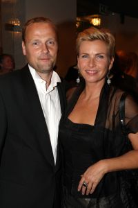 10-10-2007 SHOWBIZZ; PREMIERE VAN CISKE DE RAT EN WEERZIEN VAN BEATRIX MET DANNY DE MUNK NA 23 JAAR. Na 23 jaar was het voor Danny de Munk een weerzien met Koningin Beatrix in Theater Carre. Heel bekend Nederland was naar het theater aan de Amstel gekomen oa. Andre van Duin - Angela Schijf- Anita Witzier- Berend Boudewijn en Martine Bijl- Jeroen Krabbe-Caroline Tensen met Peter Gallas- Willeke Alberti-Linda de Mol-Gordon-Burgemeester Cohn-J.P.Balkenende-Chantal Janzen en nieuwe liefde Marco-Gijs Staverman-Henny Vrienten enz.De Koningin maakte een grappige opmerking aan Ciske de rat alias Dave Dekker, ik vond het Toppie, echt waar. Deze week een uitgebreid verslag in weekblad Prive.
foto: Albert den Iseger.