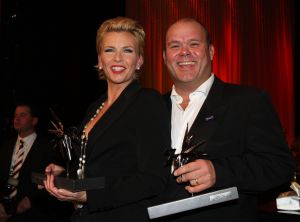 31-10-2007 SHOWBIZZ; TELEVIZIER RING UITREIKING 2007 IN CARRE TE AMSTERDAM. De fel begeerde gouden ring ging dit jaar naar DWDD vab Matthijs van Nieuwkerk. Paul de Leeuw won de Zilveren Televisie ster bij de mannen en Anita Witzier won de Zilveren Televisie Ster bij de dames. De Gooische vrouwen grepen dit jaar naast de Gouden ring maar de dames gingen er nu al vanuit dat de verkiezing van 2008 zeker het goud naar hun waanzinnige populaire serie zal gaan. Heel bekend nederland passeerde de rode loper en iedereen vondt het weer een feest om van te smullen.
foto: Albert den Iseger.