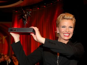 31-10-2007 SHOWBIZZ; TELEVIZIER RING UITREIKING 2007 IN CARRE TE AMSTERDAM. De fel begeerde gouden ring ging dit jaar naar DWDD vab Matthijs van Nieuwkerk. Paul de Leeuw won de Zilveren Televisie ster bij de mannen en Anita Witzier won de Zilveren Televisie Ster bij de dames. De Gooische vrouwen grepen dit jaar naast de Gouden ring maar de dames gingen er nu al vanuit dat de verkiezing van 2008 zeker het goud naar hun waanzinnige populaire serie zal gaan. Heel bekend nederland passeerde de rode loper en iedereen vondt het weer een feest om van te smullen.
foto: Albert den Iseger.