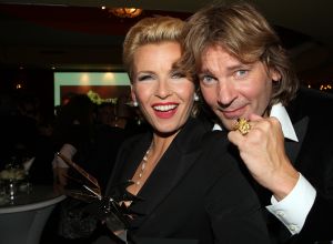 31-10-2007 SHOWBIZZ; TELEVIZIER RING UITREIKING 2007 IN CARRE TE AMSTERDAM. De fel begeerde gouden ring ging dit jaar naar DWDD vab Matthijs van Nieuwkerk. Paul de Leeuw won de Zilveren Televisie ster bij de mannen en Anita Witzier won de Zilveren Televisie Ster bij de dames. De Gooische vrouwen grepen dit jaar naast de Gouden ring maar de dames gingen er nu al vanuit dat de verkiezing van 2008 zeker het goud naar hun waanzinnige populaire serie zal gaan. Heel bekend nederland passeerde de rode loper en iedereen vondt het weer een feest om van te smullen.
foto: Albert den Iseger.