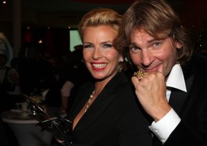 31-10-2007 SHOWBIZZ; TELEVIZIER RING UITREIKING 2007 IN CARRE TE AMSTERDAM. De fel begeerde gouden ring ging dit jaar naar DWDD vab Matthijs van Nieuwkerk. Paul de Leeuw won de Zilveren Televisie ster bij de mannen en Anita Witzier won de Zilveren Televisie Ster bij de dames. De Gooische vrouwen grepen dit jaar naast de Gouden ring maar de dames gingen er nu al vanuit dat de verkiezing van 2008 zeker het goud naar hun waanzinnige populaire serie zal gaan. Heel bekend nederland passeerde de rode loper en iedereen vondt het weer een feest om van te smullen.
foto: Albert den Iseger.