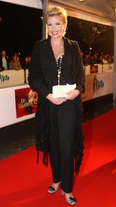31-10-2007 SHOWBIZZ; TELEVIZIER RING UITREIKING 2007 IN CARRE TE AMSTERDAM. De fel begeerde gouden ring ging dit jaar naar DWDD vab Matthijs van Nieuwkerk. Paul de Leeuw won de Zilveren Televisie ster bij de mannen en Anita Witzier won de Zilveren Televisie Ster bij de dames. De Gooische vrouwen grepen dit jaar naast de Gouden ring maar de dames gingen er nu al vanuit dat de verkiezing van 2008 zeker het goud naar hun waanzinnige populaire serie zal gaan. Heel bekend nederland passeerde de rode loper en iedereen vondt het weer een feest om van te smullen.
foto: Albert den Iseger.