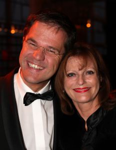 14-10-2007 SHOWBIZZ; POSTUUM EERBETOON AAN GERRIT ZALM.Dit is mijn eerste postume onderscheiding, grapte oud minister Gerrit Zalm nadat hij de Veneca Award 2007 had ontvangen. Veneca voorzitter Hans Rijnierse tevens de topman bij Sodexco had in de Rotterdamde cruise Terminal een fraai gezelschap bijelkaar verzamelt oa. Mark Rutte - Rita Verdonk - Sybilla Dekker - Gerrit Zalm - Ivo Opstelten- Bernard Wientjes- Paul Rosenmuller- Jan Kamminga- Ineke Dezentje- Hlengiwe Mkhize en natuurlijk Willem Hollander die deze avond werd onderscheiden tot ridder in de orde van Oranje Nassau.
foto: Albert den Iseger.