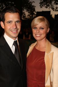10-10-2007 SHOWBIZZ; PREMIERE VAN CISKE DE RAT EN WEERZIEN VAN BEATRIX MET DANNY DE MUNK NA 23 JAAR. Na 23 jaar was het voor Danny de Munk een weerzien met Koningin Beatrix in Theater Carre. Heel bekend Nederland was naar het theater aan de Amstel gekomen oa. Andre van Duin - Angela Schijf- Anita Witzier- Berend Boudewijn en Martine Bijl- Jeroen Krabbe-Caroline Tensen met Peter Gallas- Willeke Alberti-Linda de Mol-Gordon-Burgemeester Cohn-J.P.Balkenende-Chantal Janzen en nieuwe liefde Marco-Gijs Staverman-Henny Vrienten enz.De Koningin maakte een grappige opmerking aan Ciske de rat alias Dave Dekker, ik vond het Toppie, echt waar. Deze week een uitgebreid verslag in weekblad Prive.
foto: Albert den Iseger.
