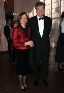 14-10-2007 SHOWBIZZ; POSTUUM EERBETOON AAN GERRIT ZALM.Dit is mijn eerste postume onderscheiding, grapte oud minister Gerrit Zalm nadat hij de Veneca Award 2007 had ontvangen. Veneca voorzitter Hans Rijnierse tevens de topman bij Sodexco had in de Rotterdamde cruise Terminal een fraai gezelschap bijelkaar verzamelt oa. Mark Rutte - Rita Verdonk - Sybilla Dekker - Gerrit Zalm - Ivo Opstelten- Bernard Wientjes- Paul Rosenmuller- Jan Kamminga- Ineke Dezentje- Hlengiwe Mkhize en natuurlijk Willem Hollander die deze avond werd onderscheiden tot ridder in de orde van Oranje Nassau.
foto: Albert den Iseger.
