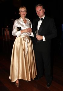 14-10-2007 SHOWBIZZ; POSTUUM EERBETOON AAN GERRIT ZALM.Dit is mijn eerste postume onderscheiding, grapte oud minister Gerrit Zalm nadat hij de Veneca Award 2007 had ontvangen. Veneca voorzitter Hans Rijnierse tevens de topman bij Sodexco had in de Rotterdamde cruise Terminal een fraai gezelschap bijelkaar verzamelt oa. Mark Rutte - Rita Verdonk - Sybilla Dekker - Gerrit Zalm - Ivo Opstelten- Bernard Wientjes- Paul Rosenmuller- Jan Kamminga- Ineke Dezentje- Hlengiwe Mkhize en natuurlijk Willem Hollander die deze avond werd onderscheiden tot ridder in de orde van Oranje Nassau.
foto: Albert den Iseger.