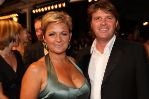 10-10-2007 SHOWBIZZ; PREMIERE VAN CISKE DE RAT EN WEERZIEN VAN BEATRIX MET DANNY DE MUNK NA 23 JAAR. Na 23 jaar was het voor Danny de Munk een weerzien met Koningin Beatrix in Theater Carre. Heel bekend Nederland was naar het theater aan de Amstel gekomen oa. Andre van Duin - Angela Schijf- Anita Witzier- Berend Boudewijn en Martine Bijl- Jeroen Krabbe-Caroline Tensen met Peter Gallas- Willeke Alberti-Linda de Mol-Gordon-Burgemeester Cohn-J.P.Balkenende-Chantal Janzen en nieuwe liefde Marco-Gijs Staverman-Henny Vrienten enz.De Koningin maakte een grappige opmerking aan Ciske de rat alias Dave Dekker, ik vond het Toppie, echt waar. Deze week een uitgebreid verslag in weekblad Prive.
foto: Albert den Iseger.