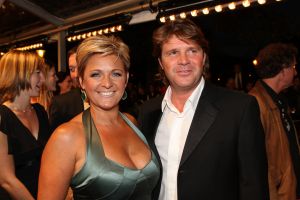 10-10-2007 SHOWBIZZ; PREMIERE VAN CISKE DE RAT EN WEERZIEN VAN BEATRIX MET DANNY DE MUNK NA 23 JAAR. Na 23 jaar was het voor Danny de Munk een weerzien met Koningin Beatrix in Theater Carre. Heel bekend Nederland was naar het theater aan de Amstel gekomen oa. Andre van Duin - Angela Schijf- Anita Witzier- Berend Boudewijn en Martine Bijl- Jeroen Krabbe-Caroline Tensen met Peter Gallas- Willeke Alberti-Linda de Mol-Gordon-Burgemeester Cohn-J.P.Balkenende-Chantal Janzen en nieuwe liefde Marco-Gijs Staverman-Henny Vrienten enz.De Koningin maakte een grappige opmerking aan Ciske de rat alias Dave Dekker, ik vond het Toppie, echt waar. Deze week een uitgebreid verslag in weekblad Prive.
foto: Albert den Iseger.