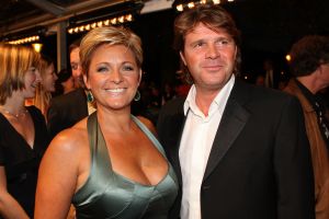 10-10-2007 SHOWBIZZ; PREMIERE VAN CISKE DE RAT EN WEERZIEN VAN BEATRIX MET DANNY DE MUNK NA 23 JAAR. Na 23 jaar was het voor Danny de Munk een weerzien met Koningin Beatrix in Theater Carre. Heel bekend Nederland was naar het theater aan de Amstel gekomen oa. Andre van Duin - Angela Schijf- Anita Witzier- Berend Boudewijn en Martine Bijl- Jeroen Krabbe-Caroline Tensen met Peter Gallas- Willeke Alberti-Linda de Mol-Gordon-Burgemeester Cohn-J.P.Balkenende-Chantal Janzen en nieuwe liefde Marco-Gijs Staverman-Henny Vrienten enz.De Koningin maakte een grappige opmerking aan Ciske de rat alias Dave Dekker, ik vond het Toppie, echt waar. Deze week een uitgebreid verslag in weekblad Prive.
foto: Albert den Iseger.