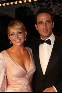 10-10-2007 SHOWBIZZ; PREMIERE VAN CISKE DE RAT EN WEERZIEN VAN BEATRIX MET DANNY DE MUNK NA 23 JAAR. Na 23 jaar was het voor Danny de Munk een weerzien met Koningin Beatrix in Theater Carre. Heel bekend Nederland was naar het theater aan de Amstel gekomen oa. Andre van Duin - Angela Schijf- Anita Witzier- Berend Boudewijn en Martine Bijl- Jeroen Krabbe-Caroline Tensen met Peter Gallas- Willeke Alberti-Linda de Mol-Gordon-Burgemeester Cohn-J.P.Balkenende-Chantal Janzen en nieuwe liefde Marco-Gijs Staverman-Henny Vrienten enz.De Koningin maakte een grappige opmerking aan Ciske de rat alias Dave Dekker, ik vond het Toppie, echt waar. Deze week een uitgebreid verslag in weekblad Prive.
foto: Albert den Iseger.