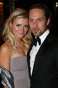 10-10-2007 SHOWBIZZ; PREMIERE VAN CISKE DE RAT EN WEERZIEN VAN BEATRIX MET DANNY DE MUNK NA 23 JAAR. Na 23 jaar was het voor Danny de Munk een weerzien met Koningin Beatrix in Theater Carre. Heel bekend Nederland was naar het theater aan de Amstel gekomen oa. Andre van Duin - Angela Schijf- Anita Witzier- Berend Boudewijn en Martine Bijl- Jeroen Krabbe-Caroline Tensen met Peter Gallas- Willeke Alberti-Linda de Mol-Gordon-Burgemeester Cohn-J.P.Balkenende-Chantal Janzen en nieuwe liefde Marco-Gijs Staverman-Henny Vrienten enz.De Koningin maakte een grappige opmerking aan Ciske de rat alias Dave Dekker, ik vond het Toppie, echt waar. Deze week een uitgebreid verslag in weekblad Prive.
foto: Albert den Iseger.