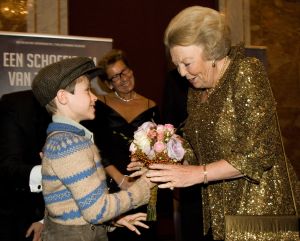 Foto: Roy Beusker                               

05.10.2007-premier10-10-2007 SHOWBIZZ; PREMIERE VAN CISKE DE RAT EN WEERZIEN VAN BEATRIX MET DANNY DE MUNK NA 23 JAAR. Na 23 jaar was het voor Danny de Munk een weerzien met Koningin Beatrix in Theater Carre. Heel bekend Nederland was naar het theater aan de Amstel gekomen oa. Andre van Duin - Angela Schijf- Anita Witzier- Berend Boudewijn en Martine Bijl- Jeroen Krabbe-Caroline Tensen met Peter Gallas- Willeke Alberti-Linda de Mol-Gordon-Burgemeester Cohn-J.P.Balkenende-Chantal Janzen en nieuwe liefde Marco-Gijs Staverman-Henny Vrienten enz.De Koningin maakte een grappige opmerking aan Ciske de rat alias Dave Dekker, ik vond het Toppie, echt waar. Deze week een uitgebreid verslag in weekblad Prive.
foto: Albert den Iseger.e Ciske de Ra