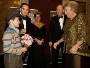 Foto: Roy Beusker
10-10-2007 SHOWBIZZ; PREMIERE VAN CISKE DE RAT EN WEERZIEN VAN BEATRIX MET DANNY DE MUNK NA 23 JAAR. Na 23 jaar was het voor Danny de Munk een weerzien met Koningin Beatrix in Theater Carre. Heel bekend Nederland was naar het theater aan de Amstel gekomen oa. Andre van Duin - Angela Schijf- Anita Witzier- Berend Boudewijn en Martine Bijl- Jeroen Krabbe-Caroline Tensen met Peter Gallas- Willeke Alberti-Linda de Mol-Gordon-Burgemeester Cohn-J.P.Balkenende-Chantal Janzen en nieuwe liefde Marco-Gijs Staverman-Henny Vrienten enz.De Koningin maakte een grappige opmerking aan Ciske de rat alias Dave Dekker, ik vond het Toppie, echt waar. Deze week een uitgebreid verslag in weekblad Prive.
foto: Albert den Iseger.
05.10.2007-premiere Ciske de Ra