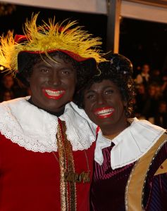 31-10-2007 SHOWBIZZ; TELEVIZIER RING UITREIKING 2007 IN CARRE TE AMSTERDAM. De fel begeerde gouden ring ging dit jaar naar DWDD vab Matthijs van Nieuwkerk. Paul de Leeuw won de Zilveren Televisie ster bij de mannen en Anita Witzier won de Zilveren Televisie Ster bij de dames. De Gooische vrouwen grepen dit jaar naast de Gouden ring maar de dames gingen er nu al vanuit dat de verkiezing van 2008 zeker het goud naar hun waanzinnige populaire serie zal gaan. Heel bekend nederland passeerde de rode loper en iedereen vondt het weer een feest om van te smullen.
foto: Albert den Iseger.