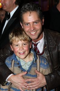 10-10-2007 SHOWBIZZ; PREMIERE VAN CISKE DE RAT EN WEERZIEN VAN BEATRIX MET DANNY DE MUNK NA 23 JAAR. Na 23 jaar was het voor Danny de Munk een weerzien met Koningin Beatrix in Theater Carre. Heel bekend Nederland was naar het theater aan de Amstel gekomen oa. Andre van Duin - Angela Schijf- Anita Witzier- Berend Boudewijn en Martine Bijl- Jeroen Krabbe-Caroline Tensen met Peter Gallas- Willeke Alberti-Linda de Mol-Gordon-Burgemeester Cohn-J.P.Balkenende-Chantal Janzen en nieuwe liefde Marco-Gijs Staverman-Henny Vrienten enz.De Koningin maakte een grappige opmerking aan Ciske de rat alias Dave Dekker, ik vond het Toppie, echt waar. Deze week een uitgebreid verslag in weekblad Prive.
foto: Albert den Iseger.