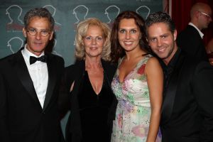 10-10-2007 SHOWBIZZ; PREMIERE VAN CISKE DE RAT EN WEERZIEN VAN BEATRIX MET DANNY DE MUNK NA 23 JAAR. Na 23 jaar was het voor Danny de Munk een weerzien met Koningin Beatrix in Theater Carre. Heel bekend Nederland was naar het theater aan de Amstel gekomen oa. Andre van Duin - Angela Schijf- Anita Witzier- Berend Boudewijn en Martine Bijl- Jeroen Krabbe-Caroline Tensen met Peter Gallas- Willeke Alberti-Linda de Mol-Gordon-Burgemeester Cohn-J.P.Balkenende-Chantal Janzen en nieuwe liefde Marco-Gijs Staverman-Henny Vrienten enz.De Koningin maakte een grappige opmerking aan Ciske de rat alias Dave Dekker, ik vond het Toppie, echt waar. Deze week een uitgebreid verslag in weekblad Prive.
foto: Albert den Iseger.