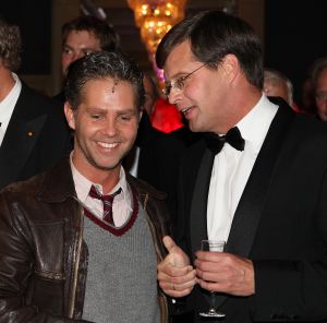 10-10-2007 SHOWBIZZ; PREMIERE VAN CISKE DE RAT EN WEERZIEN VAN BEATRIX MET DANNY DE MUNK NA 23 JAAR. Na 23 jaar was het voor Danny de Munk een weerzien met Koningin Beatrix in Theater Carre. Heel bekend Nederland was naar het theater aan de Amstel gekomen oa. Andre van Duin - Angela Schijf- Anita Witzier- Berend Boudewijn en Martine Bijl- Jeroen Krabbe-Caroline Tensen met Peter Gallas- Willeke Alberti-Linda de Mol-Gordon-Burgemeester Cohn-J.P.Balkenende-Chantal Janzen en nieuwe liefde Marco-Gijs Staverman-Henny Vrienten enz.De Koningin maakte een grappige opmerking aan Ciske de rat alias Dave Dekker, ik vond het Toppie, echt waar. Deze week een uitgebreid verslag in weekblad Prive.
foto: Albert den Iseger.