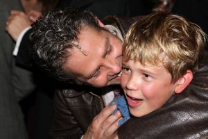 10-10-2007 SHOWBIZZ; PREMIERE VAN CISKE DE RAT EN WEERZIEN VAN BEATRIX MET DANNY DE MUNK NA 23 JAAR. Na 23 jaar was het voor Danny de Munk een weerzien met Koningin Beatrix in Theater Carre. Heel bekend Nederland was naar het theater aan de Amstel gekomen oa. Andre van Duin - Angela Schijf- Anita Witzier- Berend Boudewijn en Martine Bijl- Jeroen Krabbe-Caroline Tensen met Peter Gallas- Willeke Alberti-Linda de Mol-Gordon-Burgemeester Cohn-J.P.Balkenende-Chantal Janzen en nieuwe liefde Marco-Gijs Staverman-Henny Vrienten enz.De Koningin maakte een grappige opmerking aan Ciske de rat alias Dave Dekker, ik vond het Toppie, echt waar. Deze week een uitgebreid verslag in weekblad Prive.
foto: Albert den Iseger.